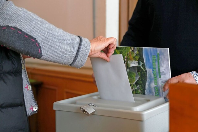 Stimmzettel landet in Wahlurne bei der...swahl 2025 im Rathaus in Hinterzarten.  | Foto: Benedikt Reder