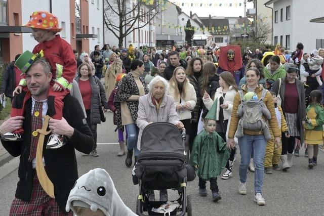 Hunderte Kinder ziehen durch die Straen