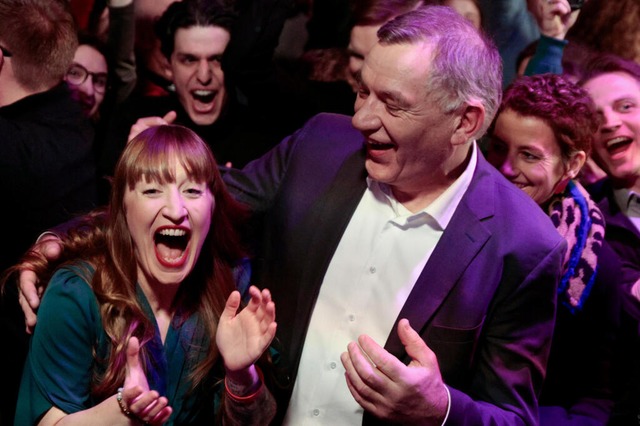 Die Parteivorsitzenden der Linken feiern: Heidi Reichinnek und Jan van Aken  | Foto: Carsten Koall (dpa)