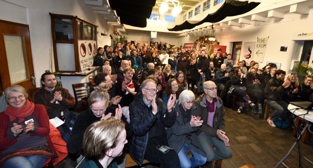 Beste Stimmung bei der Linken, die im ...ren Wahlerfolg in Freiburg beklatscht.  | Foto: Rita Eggstein