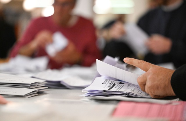 Bis in die Nacht wurden Wahlzettel ausgez&auml;hlt.  | Foto: Bernd Wei&szlig;brod/dpa