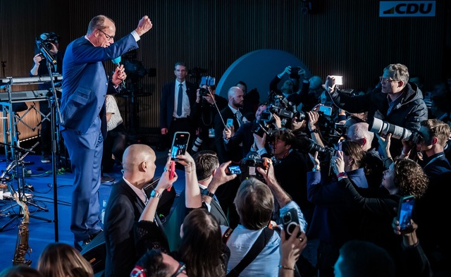 So sehen Sieger aus: Merz am Wahlabend.  | Foto: Christoph Soeder/dpa