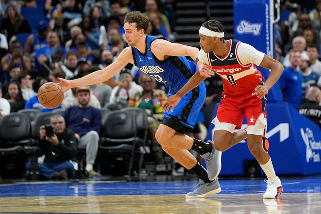 Franz Wagner (l) gl&auml;nzte erneut als Topscorer f&uuml;r die Orlando Magic.  | Foto: John Raoux/AP/dpa