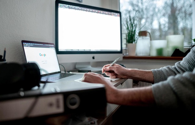 Produktiv arbeiten ist etwas anderes als lange arbeiten.  | Foto: Fabian Strauch (dpa)