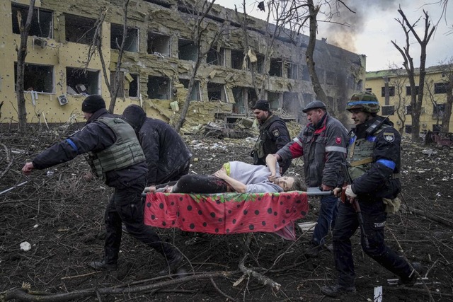 Mariupol im Mrz 2022: Rettungskrfte ... Sie und ihr Baby starben kurz darauf.  | Foto: Evgeniy Maloletka (dpa)