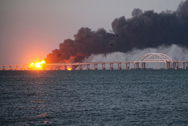 Oktober 2022: Flammen und Rauch steige...land und die Halbinsel Krim verbinden.  | Foto: Uncredited (dpa)