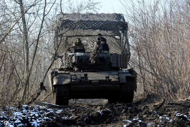 Februar 2025: Ukrainische Soldaten auf...pard 1A5-Panzer in der Region Donezsk.  | Foto: Oleksandr Klymenko (dpa)