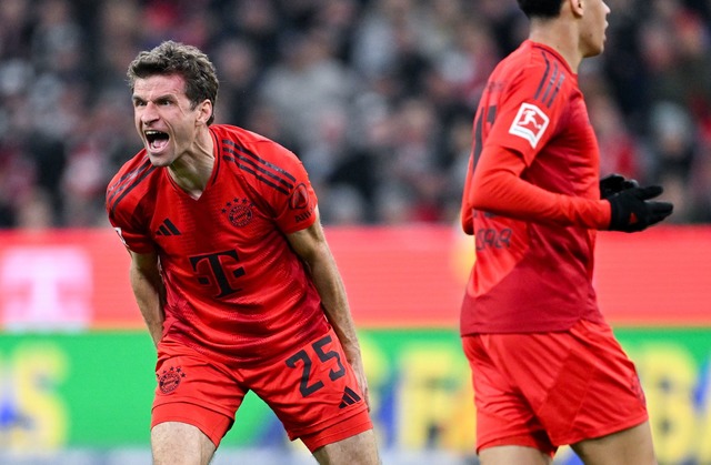 Thomas M&uuml;ller (l) sieht im Sieg auch ein Signal.  | Foto: Sven Hoppe/dpa