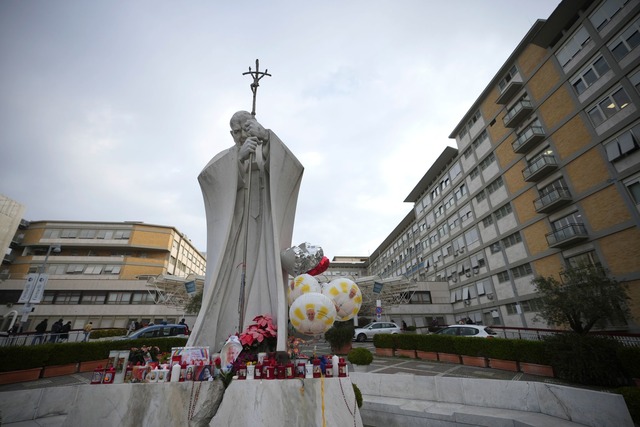 Vor der Gemelli-Klinik in Rom versamme... zum Gebet f&uuml;r den kranken Papst.  | Foto: Alessandra Tarantino/AP/dpa