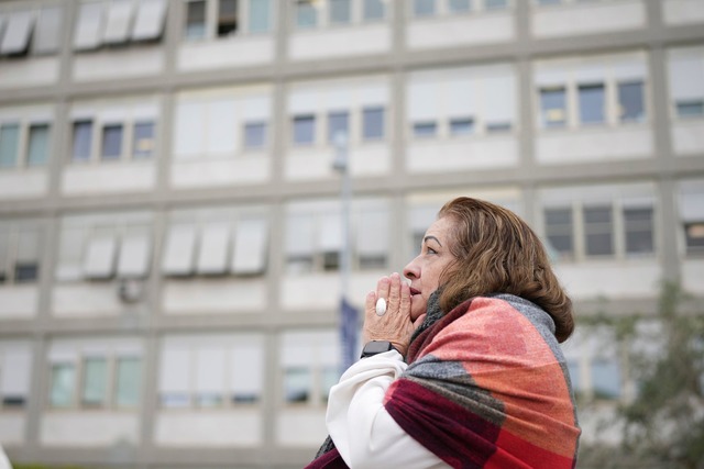 Die Anteilnahme ist weltweit gro&szlig; f&uuml;r den kranken Franziskus.  | Foto: Alessandra Tarantino/AP/dpa