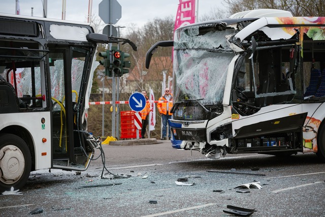 In Saarbr&uuml;cken prallten zwei Linienbusse zusammen.  | Foto: Oliver Dietze/dpa