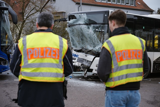 Bei dem Unfall wurden die Frontscheiben der Busse stark besch&auml;digt.  | Foto: Oliver Dietze/dpa