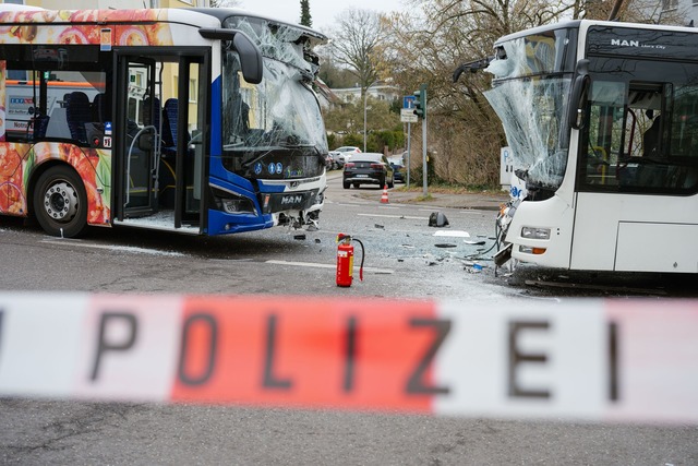 Die Busse standen nach dem Unfall mitten auf der Kreuzung.  | Foto: Oliver Dietze/dpa