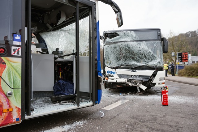 Wie es zu dem Unfall kam, ist noch unklar.  | Foto: Oliver Dietze/dpa