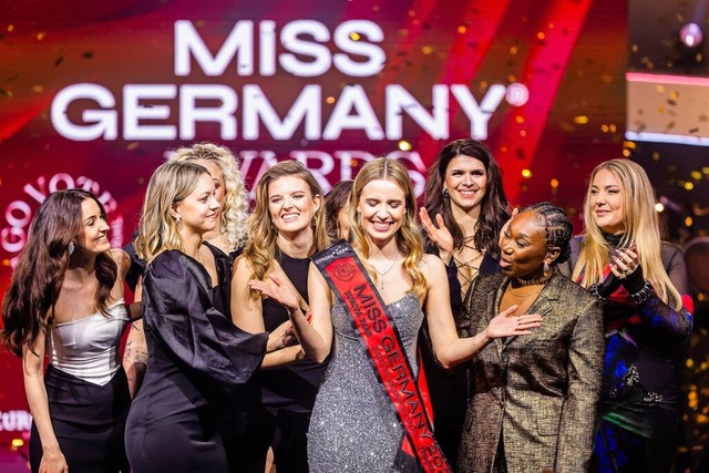 Valentina Busik (Mitte, mit Schrpe) i...innerin des Miss-Germany-Finales 2025.  | Foto: Philipp von Ditfurth (dpa)