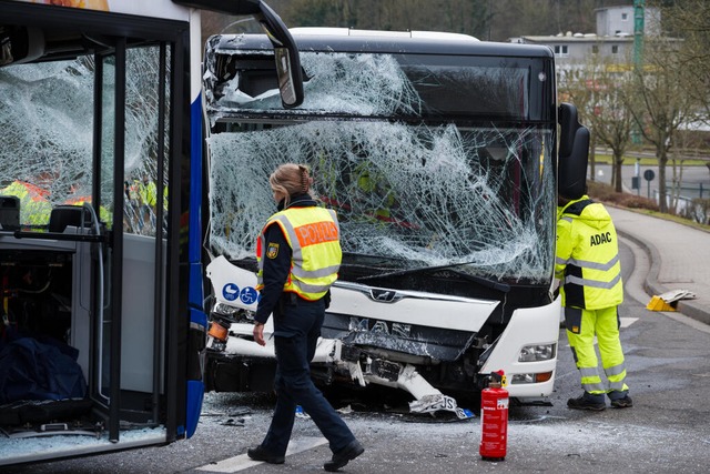 Zwei Linienbusse sind auf einer Kreuzu... Saarbrcken frontal zusammengestoen.  | Foto: Oliver Dietze (dpa)