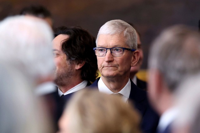 K&uuml;ndigt nach seinem Treffen mit T... an: Apple-Chef Tim Cook. (Archivbild)  | Foto: Kevin Lamarque/Pool Reuters/AP/dpa