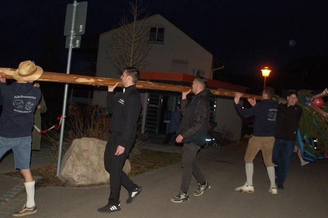 In Adenhausen ist der Narrenbaum knapp ber 18 Meter hoch