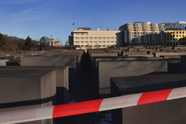 Die Bundesanwaltschaft hat die Ermittl... am Holocaust-Denkmal &uuml;bernommen.  | Foto: Paul Zinken/dpa