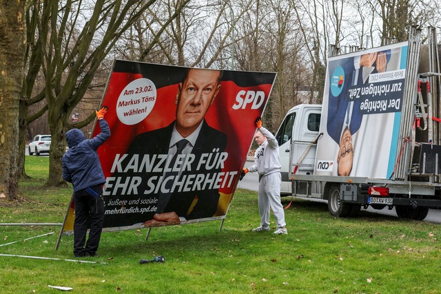 Schon werden die ersten Wahlplakate ab...vor der SPD, die 24,1 Prozent erhielt.  | Foto: Christoph Reichwein/dpa