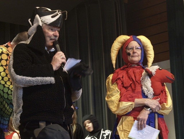 Dachs Helmut begrte  mit dem Hofnarren der Ibachburg die Gste.  | Foto: Karin Stckl-Steinebrunner