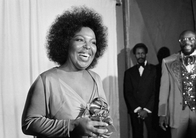 Roberta Flack mit dem Grammy fr &quot;Killing Me Softly&quot; 1974.  | Foto: Harold Filan (dpa)