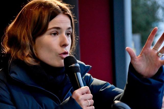 Luisa Neubauer spricht bei der Demo in Lrrach vom "vielleicht hoffnungsvollsten Ort"