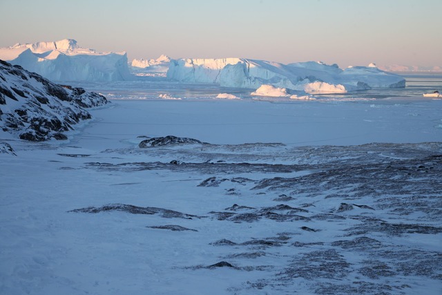 Eisberge ragen im Ilulissat-Eisfjord h...n Gesteinslandschaft in die H&ouml;he.  | Foto: Steffen Trumpf/dpa