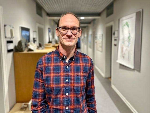 Der Mineralforscher Jakob Kl&oslash;ve Keiding steht in seinem Institut Geus.  | Foto: Steffen Trumpf/dpa