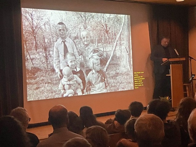 Fotos ergnzten den Vortrag.  | Foto: Martin Frenk