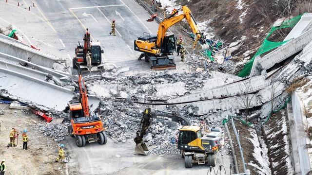 In Sdkorea ist ein Brcke eingestrzt.  | Foto: - (dpa)