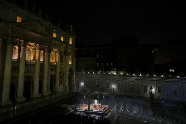 Auf dem abendlichen Petersplatz beten ...anken Papst Franziskus den Rosenkranz.  | Foto: Kirsty Wigglesworth/AP/dpa