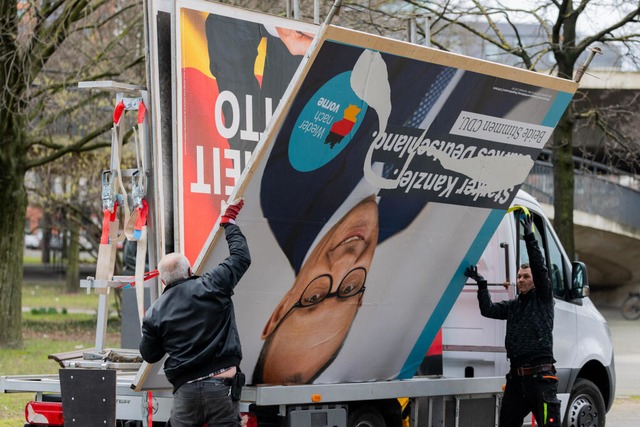 Die Wahl ist vorbei, die Plakate werden abgebaut.  | Foto: Rolf Vennenbernd (dpa)