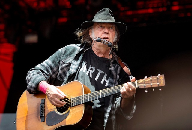 Neil Young startet seine Welttournee in Schweden. (Archivbild)  | Foto: Nils Meilvang/epa/dpa