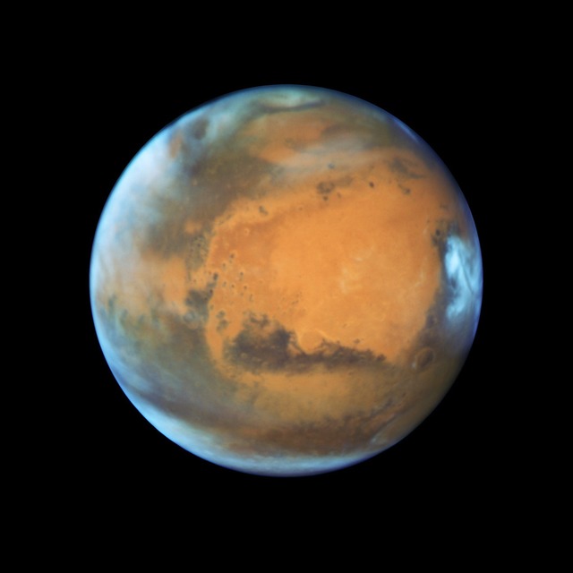 Der r&ouml;tliche Planet Mars, wie er ...umteleskops zu sehen ist. (Archivbild)  | Foto: -/EPA/NASA /HUBBLE/dpa