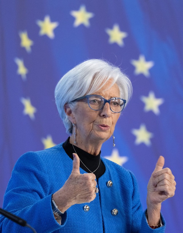 EZB-Pr&auml;sidenten Lagarde blickt zu...Entwicklung der Inflation (Archivbild)  | Foto: Boris Roessler/dpa