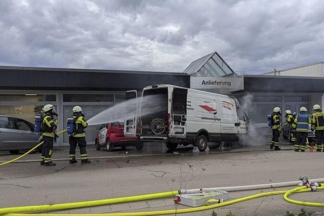 Transporter brennt in Mllheim aus – Feuerwehr verhindert bergreifen der Flammen auf Gebude