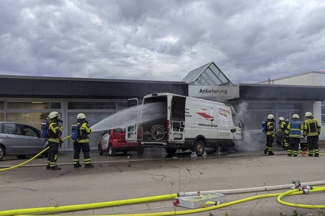 Ein Transporter fing vor einer Mllheimer Mbelfirma Flammen.  | Foto: Volker Mnch