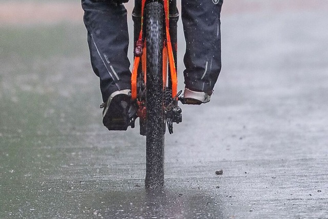 Der Radfahrer fuhr auf einem Brgerste...222;Mittlerer Weg&#8220;. (Symbolfoto)  | Foto: Sebastian Gollnow (dpa)