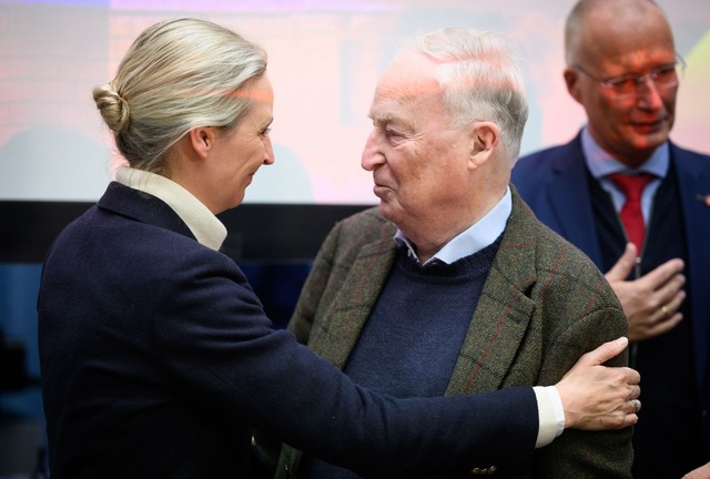 AfD-Mitgr&uuml;nder Alexander Gauland ...d wird Ehrenvorsitzender der Fraktion.  | Foto: Bernd von Jutrczenka/dpa