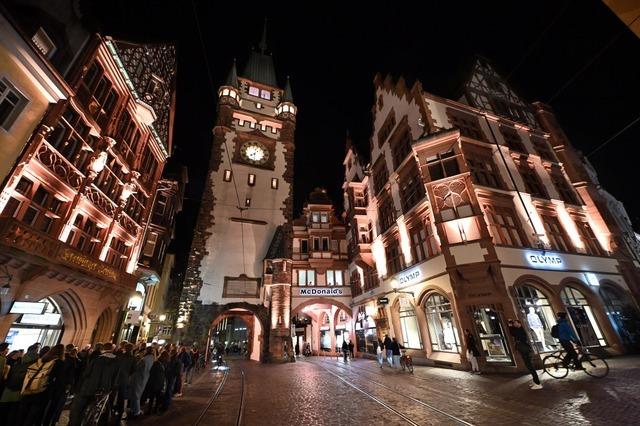 Fotos: Neues Lichtkonzept bringt Martinstor in Freiburg zum Strahlen