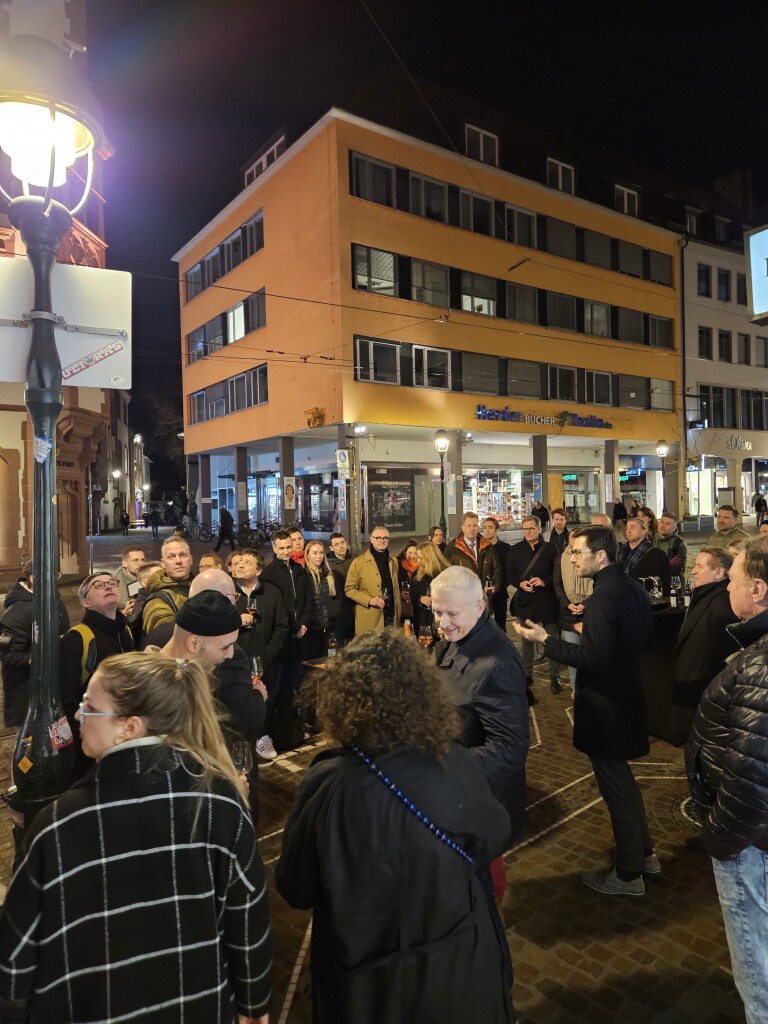 Gemeinsam machen und gemeinsam feiern: Auf das neue Lichtkonzept wurde angestoßen. Mit dabei: Vertreterinnen und Vertreter der Verwaltung und der Altstadtgesellschaft. Gemeinsam machen und gemeinsam feiern: Auf das neue Lichtkonzept wurde angestoßen. Mit dabei: Vertreterinnen und Vertreter der Verwaltung und der Altstadtgesellschaft.