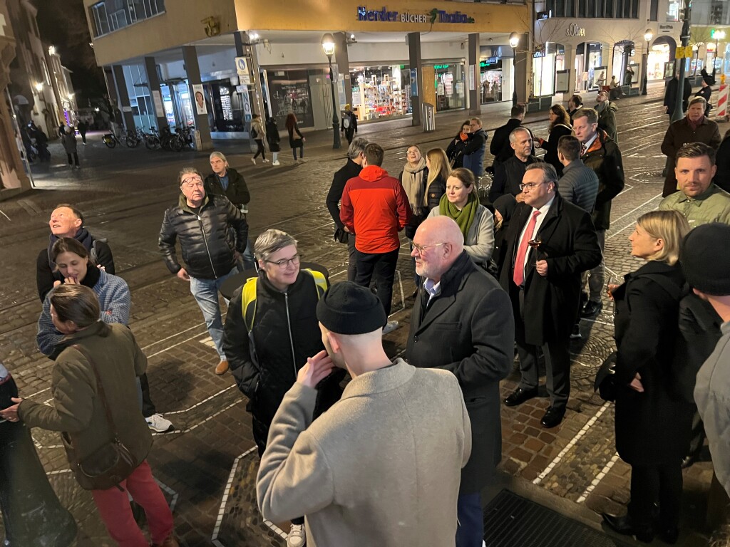 Gemeinsam machen und gemeinsam feiern: Auf das neue Lichtkonzept wurde angestoßen. Mit dabei: Vertreterinnen und Vertreter der Verwaltung und der Altstadtgesellschaft. Gemeinsam machen und gemeinsam feiern: Auf das neue Lichtkonzept wurde angestoßen. Mit dabei: Vertreterinnen und Vertreter der Verwaltung und der Altstadtgesellschaft.