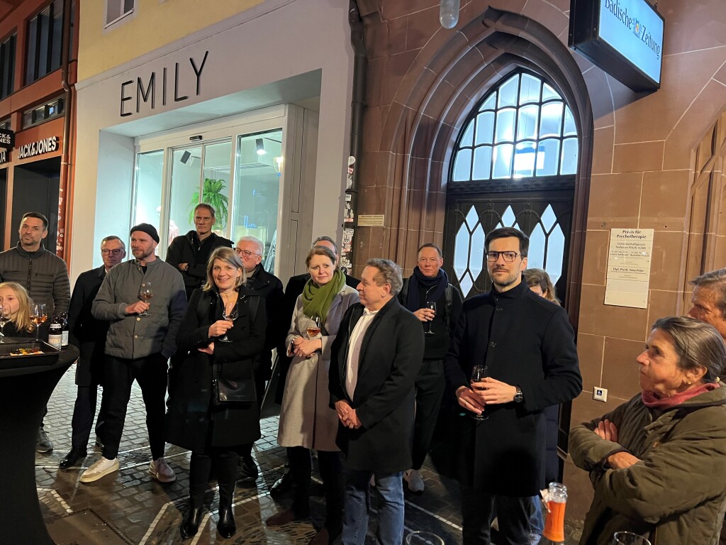 Gemeinsam machen und gemeinsam feiern: Auf das neue Lichtkonzept wurde angestoßen. Mit dabei: Vertreterinnen und Vertreter der Verwaltung und der Altstadtgesellschaft. Gemeinsam machen und gemeinsam feiern: Auf das neue Lichtkonzept wurde angestoßen. Mit dabei: Vertreterinnen und Vertreter der Verwaltung und der Altstadtgesellschaft.