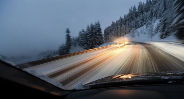 Im Schwarzwald kann es glatt werden (Symbolfoto).  | Foto: Felix Kstle (dpa)