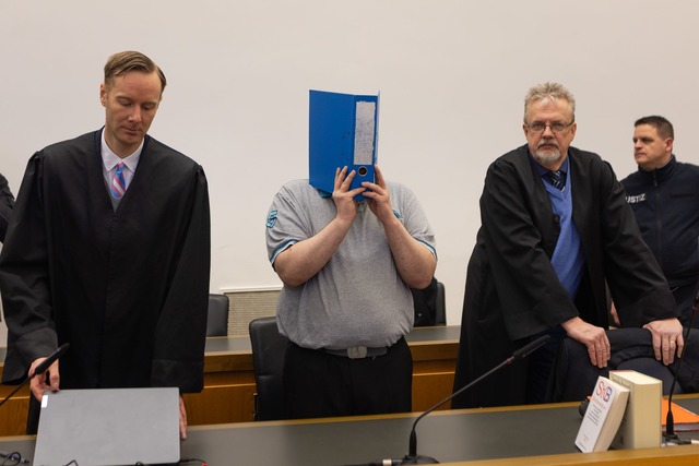 Im Prozess gegen den verurteilten M&ou...rteidiger lehnen dies ab. (Archivbild)  | Foto: Christian Lademann/dpa