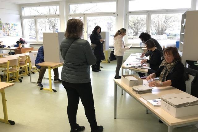 BZ-Mitarbeiter als Wahlhelfer in Rheinfelden: Auch Glcksbrchi kommt vorbei zum Whlen