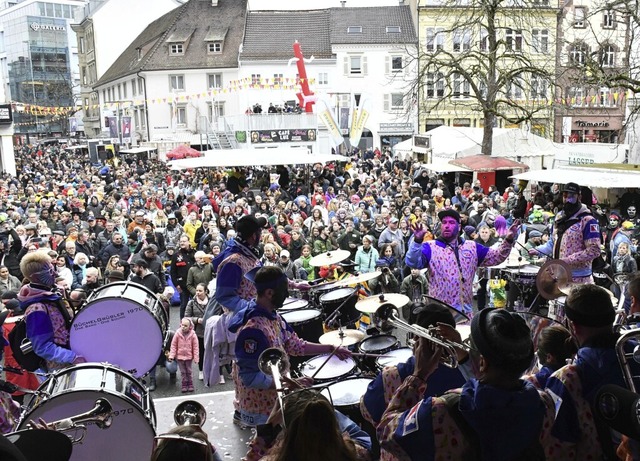 Die grte Bhne bei der Gugge-Explosion steht auf dem Alten Marktplatz.  | Foto:  Barbara Ruda