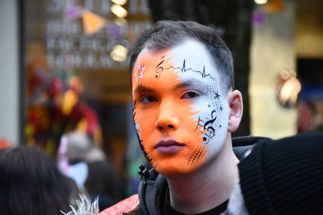 Guggenmusiker treten entweder mit kuns...malten Gesichtern auf oder mit  Maske.  | Foto: Barbara Ruda