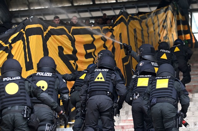 Die Polizei betritt den Pufferblock im Ostseestadion.  | Foto: Michael Schwartz/dpa